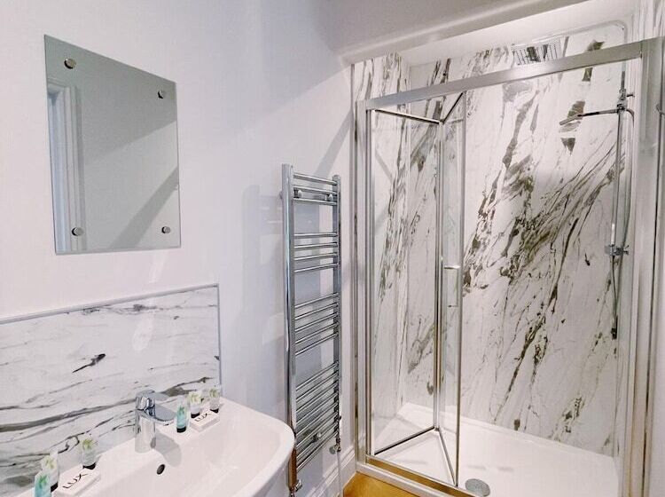 إقامة Stunning 8 Bed House With Sea & Beach Views