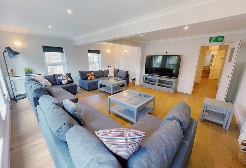 إقامة Stunning 8 Bed House With Sea & Beach Views