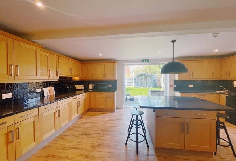 إقامة Stunning 8 Bed House With Sea & Beach Views