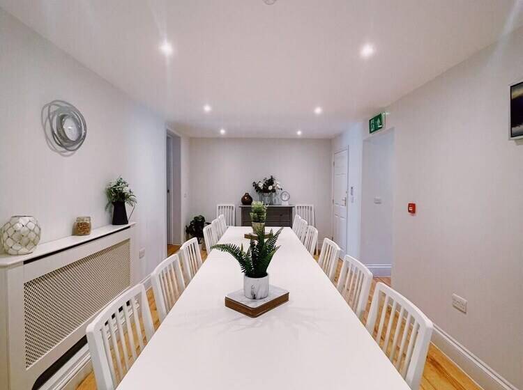 إقامة Stunning 8 Bed House With Sea & Beach Views