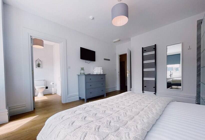 إقامة Stunning 8 Bed House With Sea & Beach Views