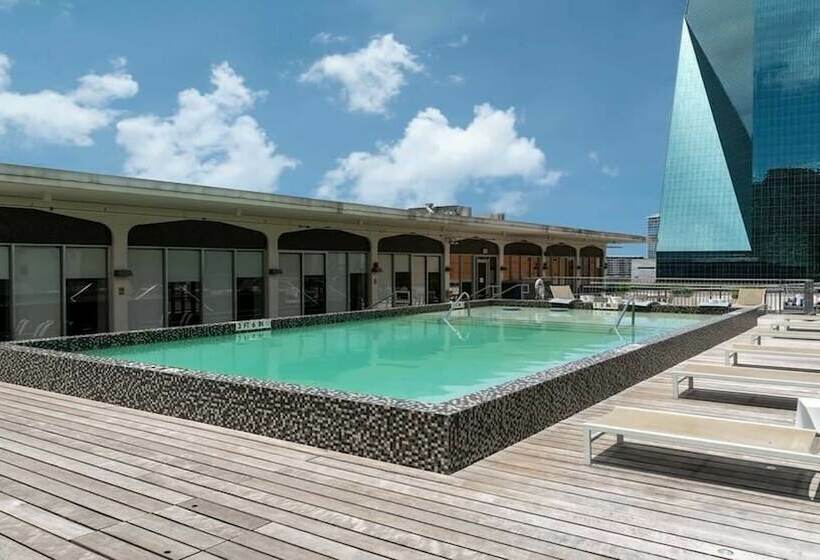 Stunning 2br 2ba W/sky Pool Lounge Cozysuites