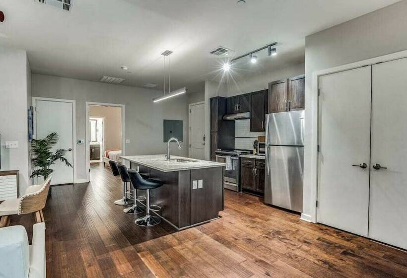 Stunning 2br 2ba W/sky Pool Lounge Cozysuites