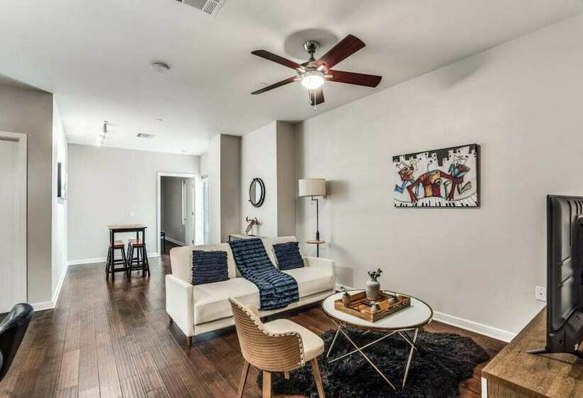 Stunning 2br 2ba W/sky Pool Lounge Cozysuites