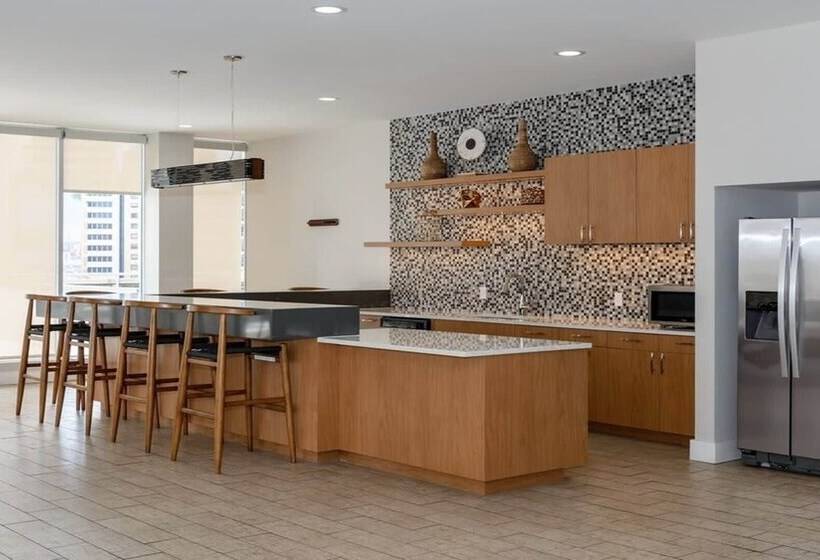 Stunning 2br 2ba W/sky Pool Lounge Cozysuites