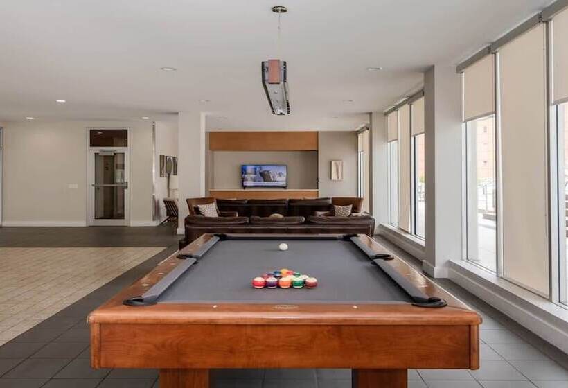 Stunning 2br 2ba W/sky Pool Lounge Cozysuites