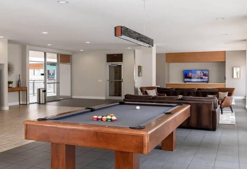 Stunning 2br 2ba W/sky Pool Lounge Cozysuites