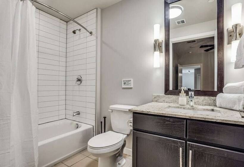 Stunning 2br 2ba W/sky Pool Lounge Cozysuites