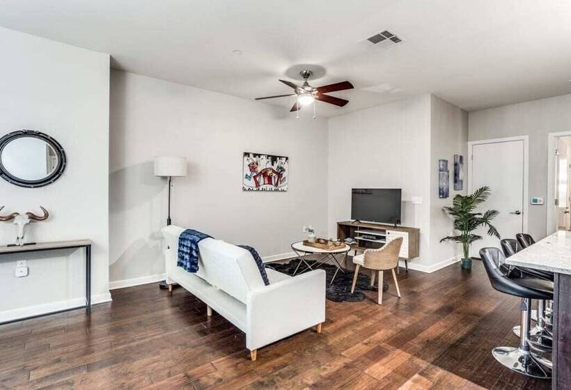 Stunning 2br 2ba W/sky Pool Lounge Cozysuites