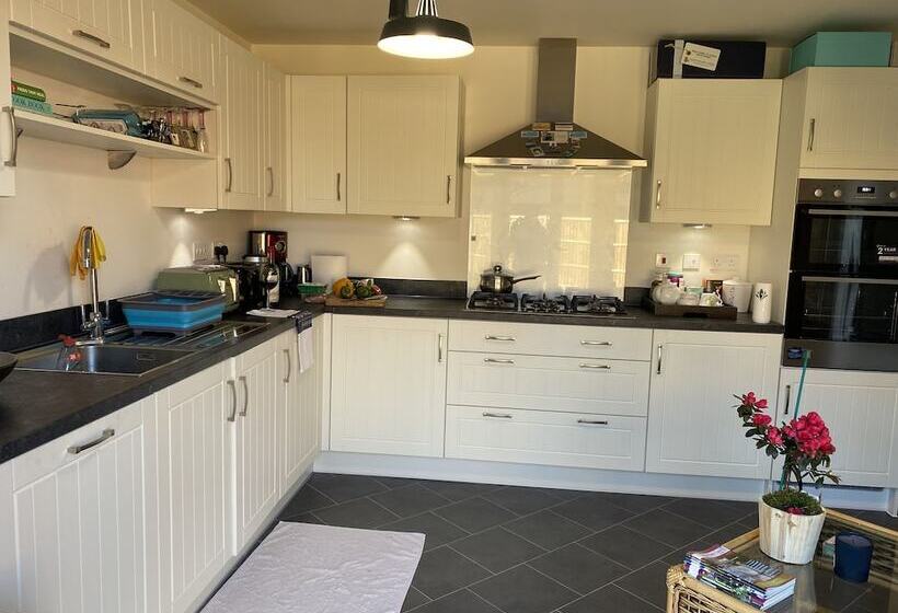 إقامة Charming 4 Bed House In Grantham