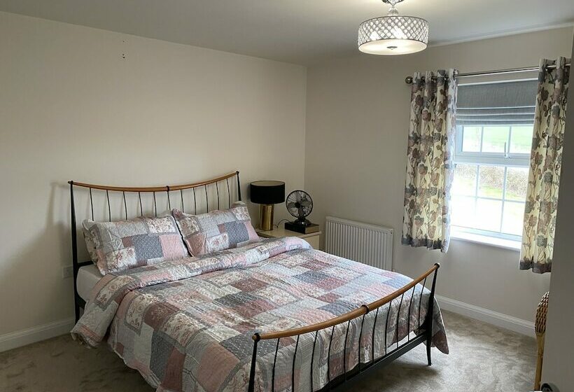 إقامة Charming 4 Bed House In Grantham