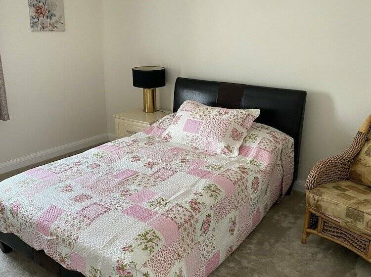 إقامة Charming 4 Bed House In Grantham