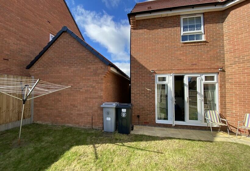 إقامة Charming 4 Bed House In Grantham