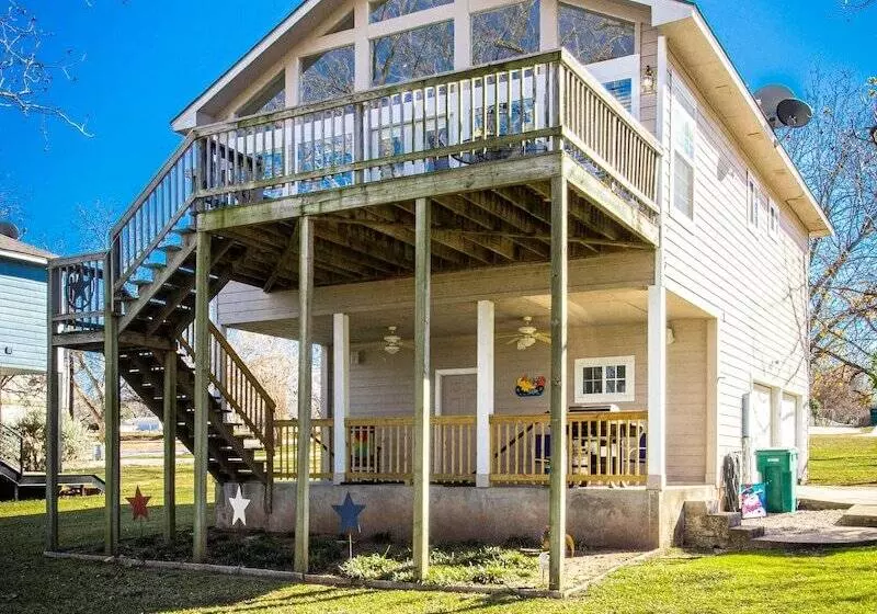 Pet Friendly Retreat On Lake Lbj!