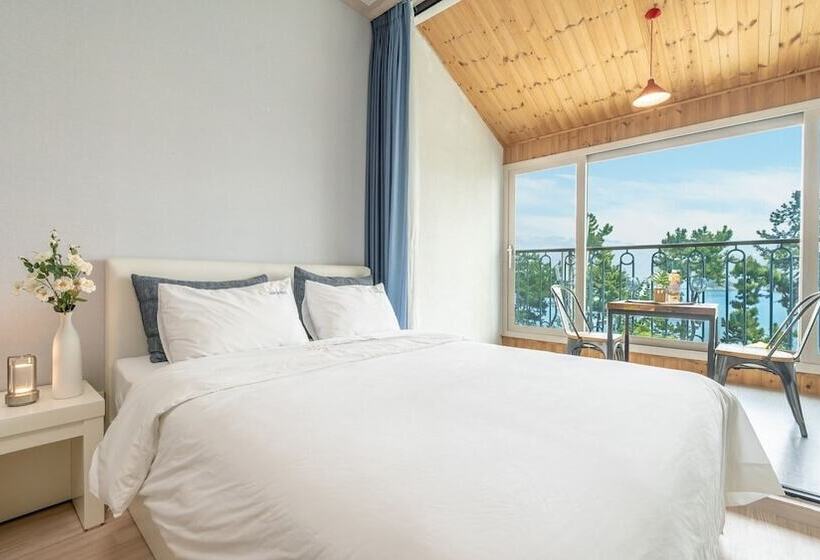 Yeosu Moraeal Pet Heated Pool Pension