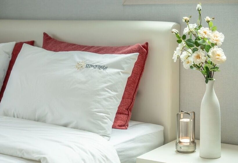 Yeosu Moraeal Pet Heated Pool Pension