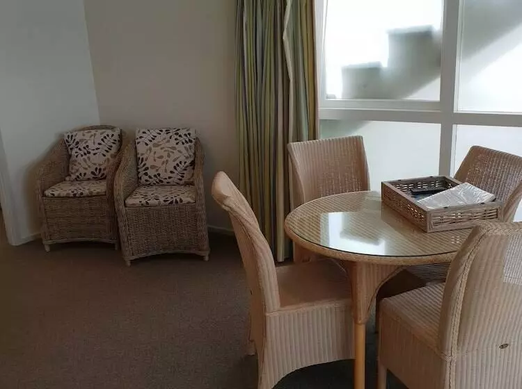 Отель Hananui Lodge And Apartments