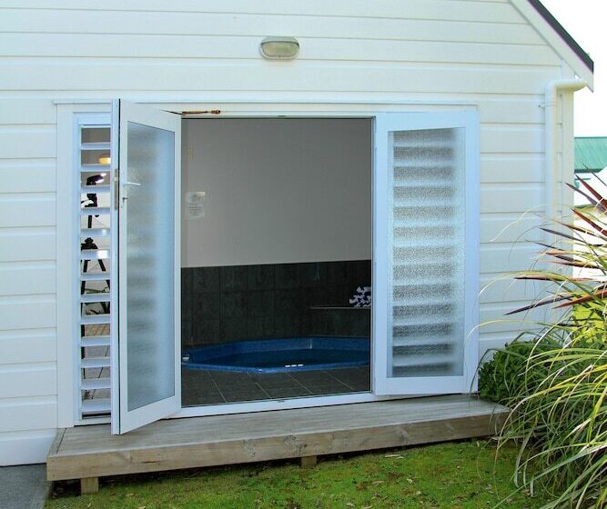 Отель Hananui Lodge And Apartments