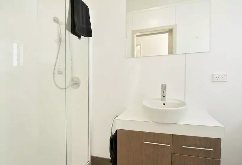 Отель Hananui Lodge And Apartments