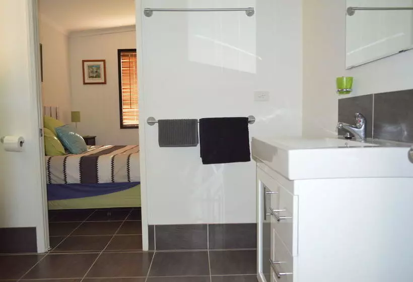 The Lovely Cottages Country Retreat