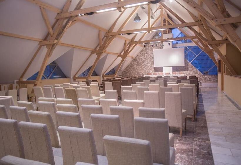 هتل Borovi Sjenica