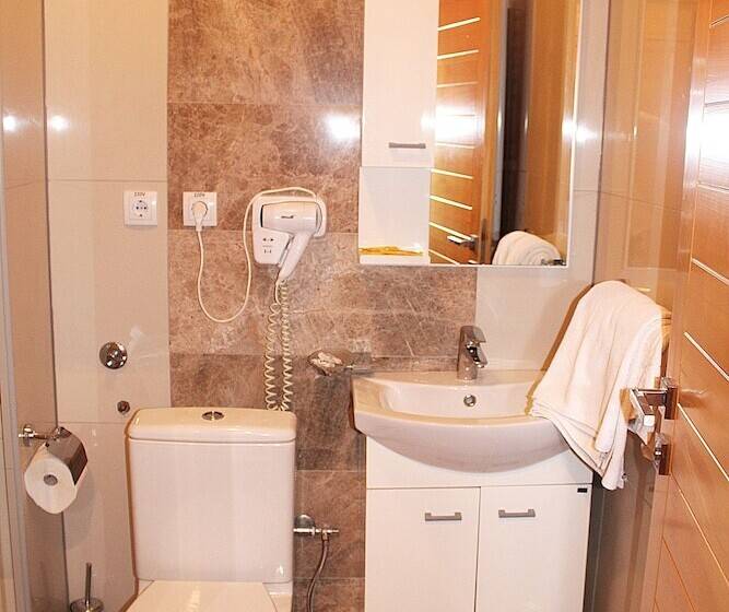 هتل Borovi Sjenica