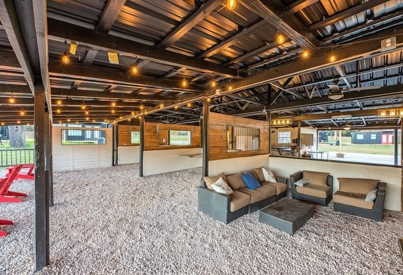 교외 호텔 Happy Goat Retreat