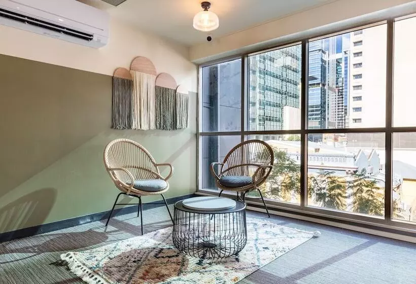 هاستل Roamer Brisbane