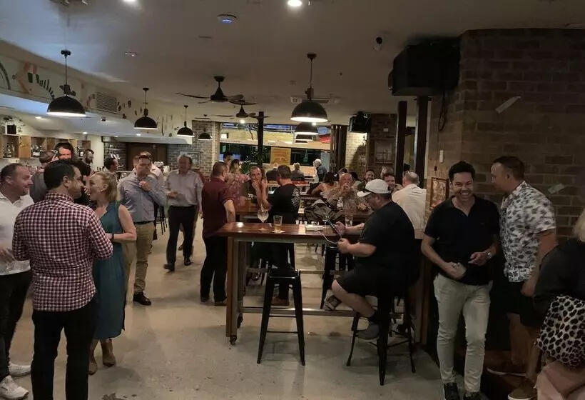 هاستل Roamer Brisbane