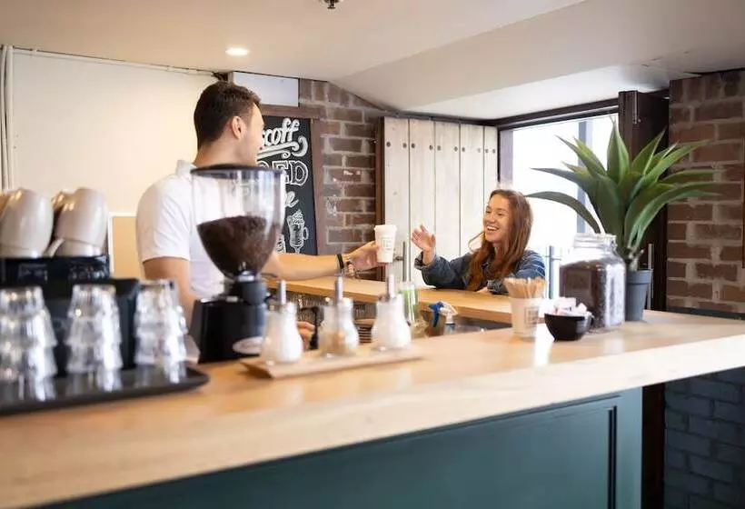 هاستل Roamer Brisbane