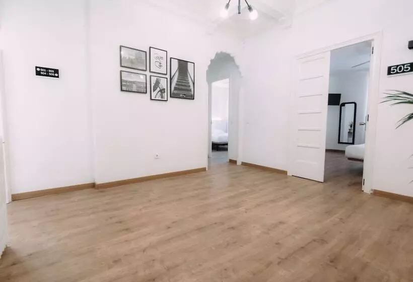 تختخواب و صبحانه Clink Rooms & Flats