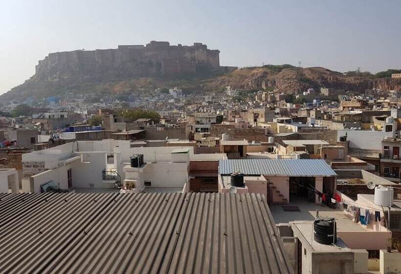 Hotel Goroomgo Dylan Cafe & Guest Jodhpur