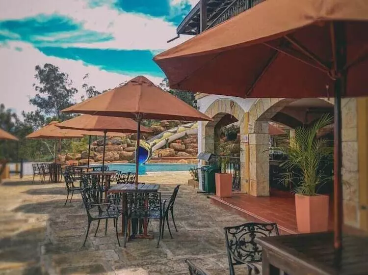 Hotelli Las Rocas Resort