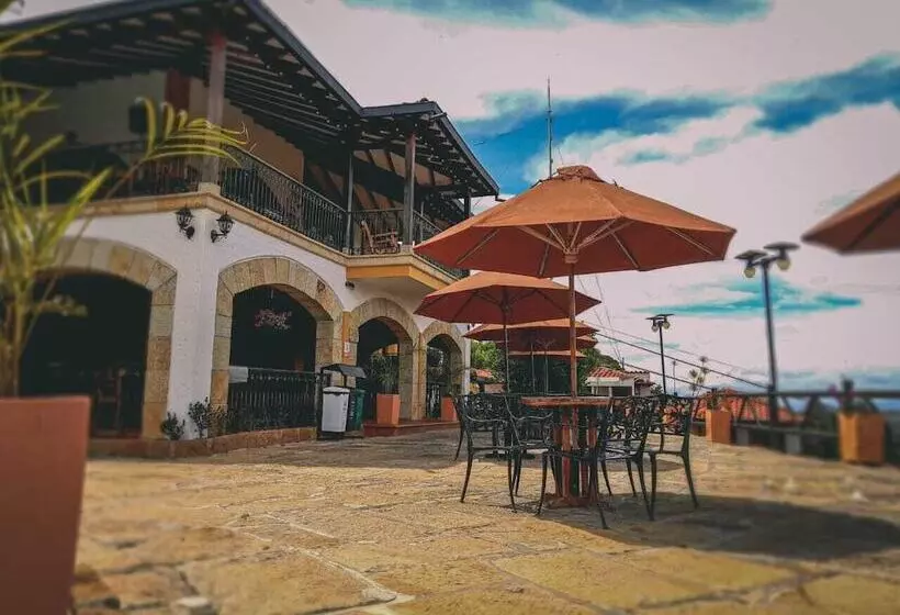 Hotelli Las Rocas Resort