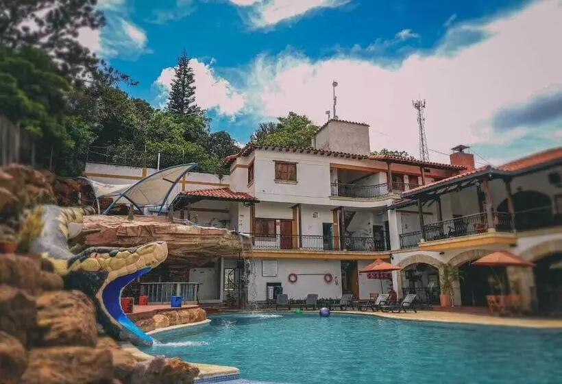 Hotelli Las Rocas Resort