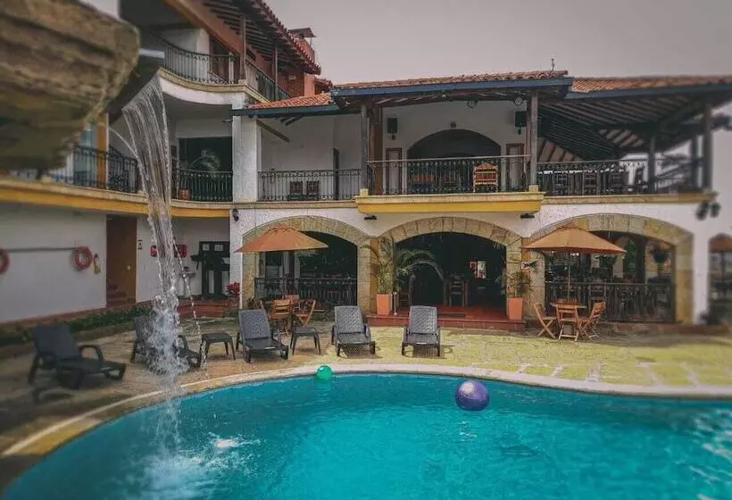 Hotelli Las Rocas Resort