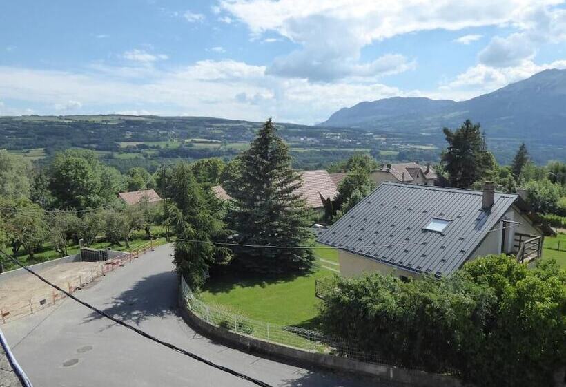 Отель Restaurant Les Chenets