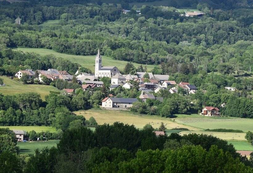 Отель Restaurant Les Chenets