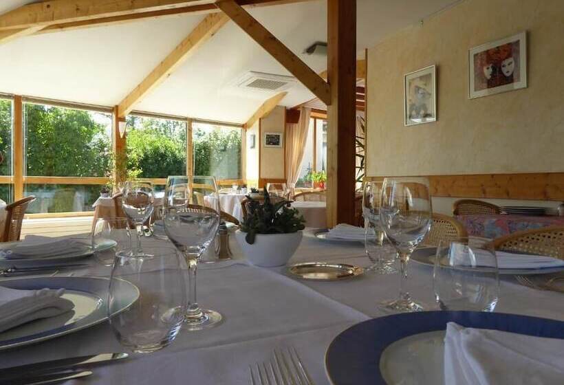 Отель Restaurant Les Chenets