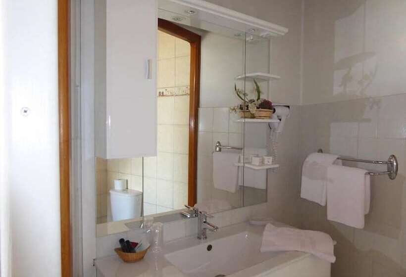 Отель Restaurant Les Chenets