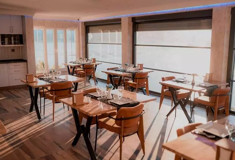 Dolphin Boutique Hotel & Restaurant