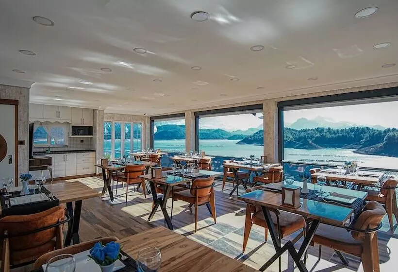 Dolphin Boutique Hotel & Restaurant