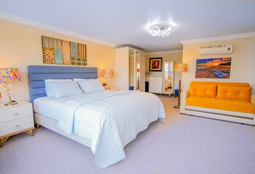 Dolphin Boutique Hotel & Restaurant