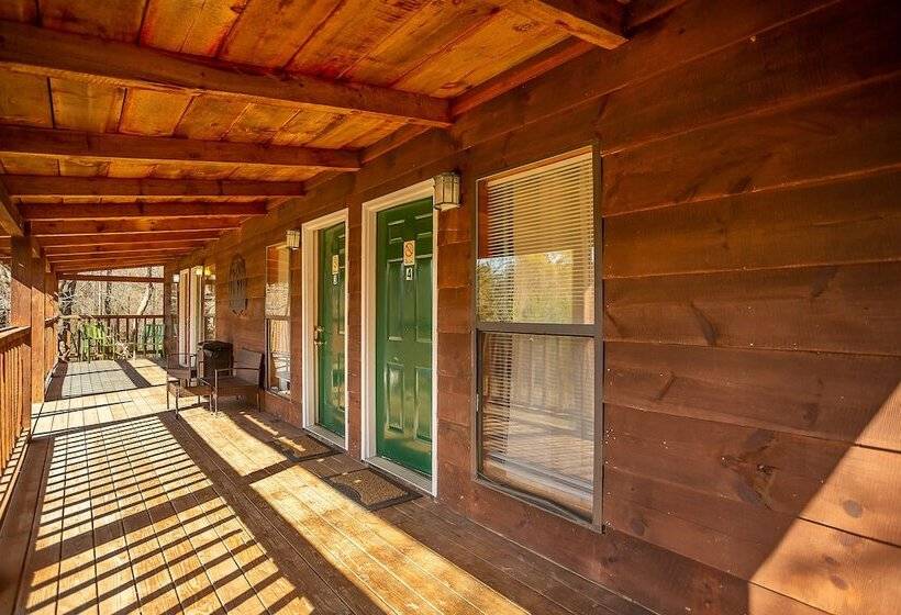 Отель Bigfoot Lodge Room Two