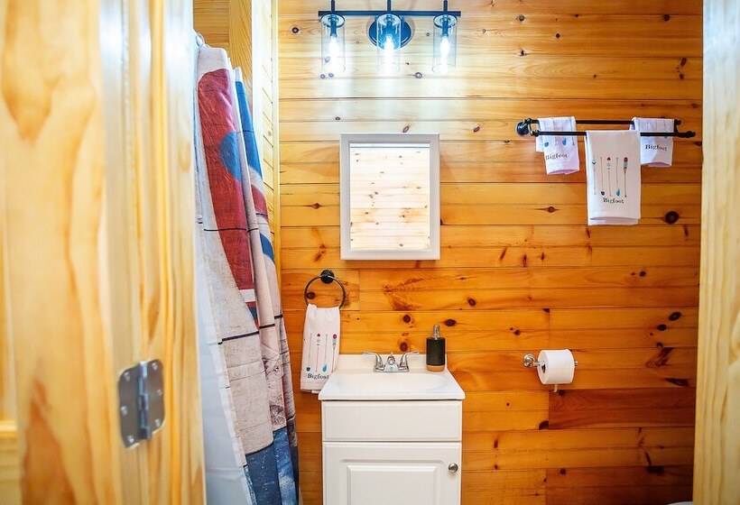 Отель Bigfoot Lodge Room Two