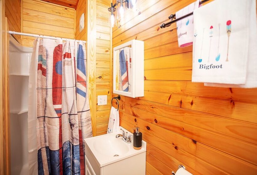 Отель Bigfoot Lodge Room Two