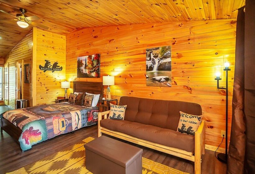 Отель Bigfoot Lodge Room Two