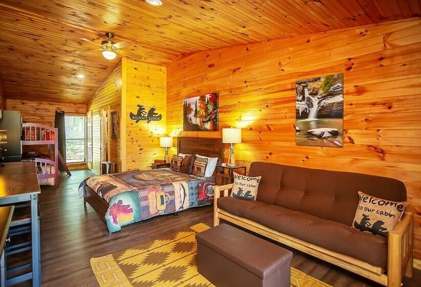 Отель Bigfoot Lodge Room Two