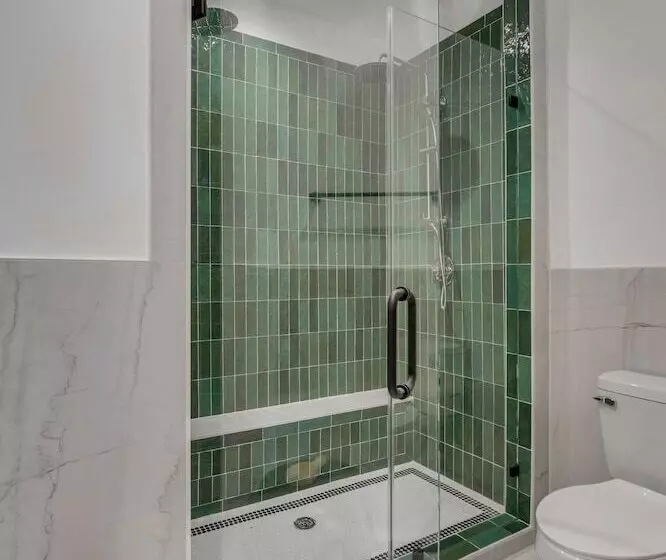 ホテル The Emerald Boutique Stays