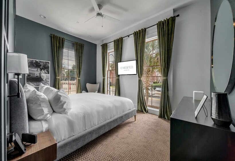 ホテル The Emerald Boutique Stays